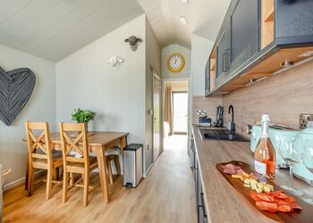 Black Barn Lodge 1 - Love2Stay Mid Wales, Newtown