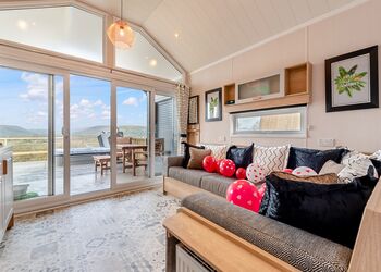 Hillside Cabin Platinum - Love2Stay Mid Wales, Newtown