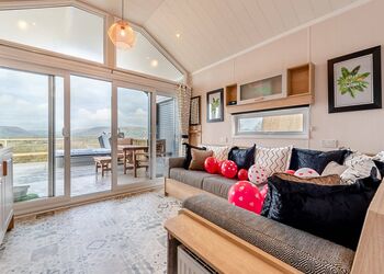 Hillside Cabin Platinum - Love2Stay Mid Wales, Newtown