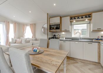 Woodland Lodge Platinum - Love2Stay Mid Wales, Newtown