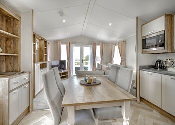 Woodland Lodge Platinum - Love2Stay Mid Wales, Newtown