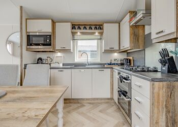 Woodland Lodge Platinum - Love2Stay Mid Wales, Newtown