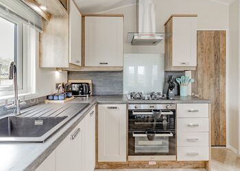 Woodland Lodge Platinum - Love2Stay Mid Wales, Newtown