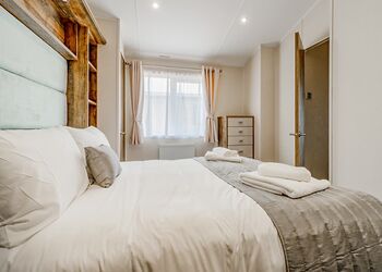 Woodland Lodge Platinum - Love2Stay Mid Wales, Newtown