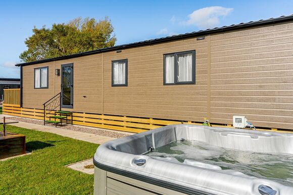 Woodland Lodge 3 - Love2Stay Mid Wales, Newtown