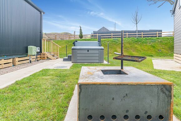 Black Barn Lodge 1 - Love2Stay Mid Wales, Newtown