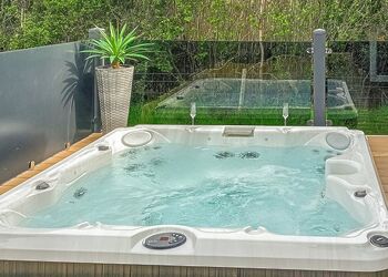 Premium Lodge 3 - Maesmawr Farm Resort, Caersws, Nr Newtown