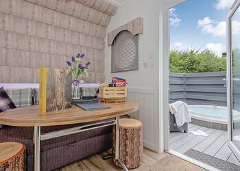 Studio Pod - Maesmawr Farm Resort, Caersws, Nr Newtown