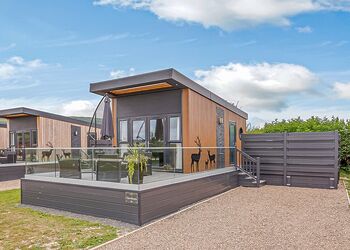 Studio Pod - Maesmawr Farm Resort, Caersws, Nr Newtown