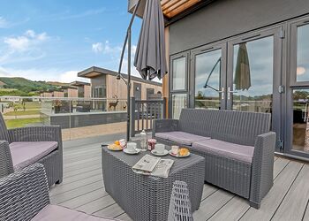 Studio Pod - Maesmawr Farm Resort, Caersws, Nr Newtown