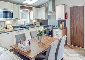 Bijoux - Maesmawr Farm Resort, Caersws, Nr Newtown