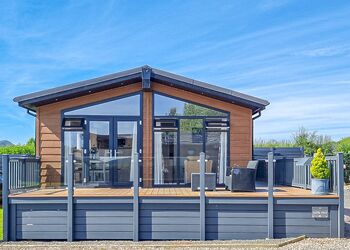 Premium Lodge 1 - Maesmawr Farm Resort, Caersws, Nr Newtown