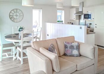 Premium Lodge 1 - Maesmawr Farm Resort, Caersws, Nr Newtown