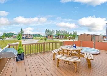 Premium Lodge 2 Pet - Maesmawr Farm Resort, Caersws, Nr Newtown