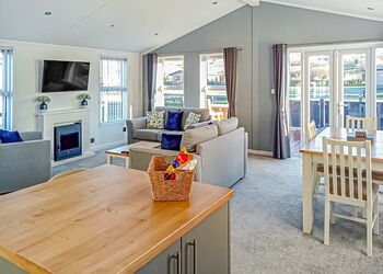 Premium Lodge 2 Pet - Maesmawr Farm Resort, Caersws, Nr Newtown