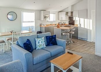 Premium Lodge 2 Pet - Maesmawr Farm Resort, Caersws, Nr Newtown