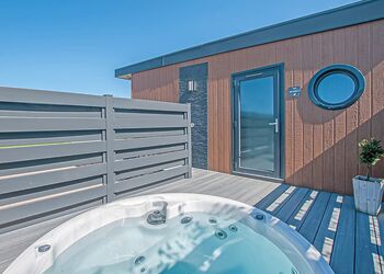 Studio Pod Pet - Maesmawr Farm Resort, Caersws, Nr Newtown