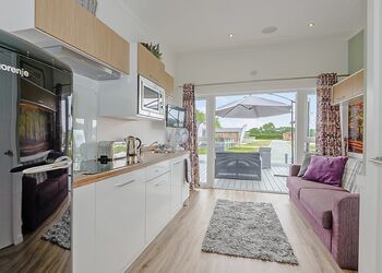 Studio Pod Pet - Maesmawr Farm Resort, Caersws, Nr Newtown