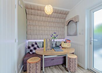 Studio Pod Pet - Maesmawr Farm Resort, Caersws, Nr Newtown