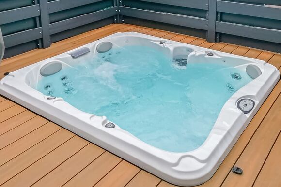 Premium Lodge 1 - Maesmawr Farm Resort, Caersws, Nr Newtown