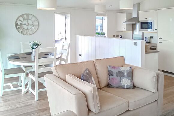 Premium Lodge 1 - Maesmawr Farm Resort, Caersws, Nr Newtown