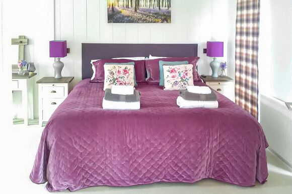 Premium Lodge 1 - Maesmawr Farm Resort, Caersws, Nr Newtown