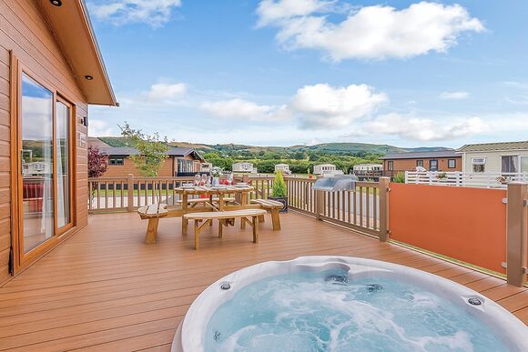 Premium Lodge 2 Pet - Maesmawr Farm Resort, Caersws, Nr Newtown