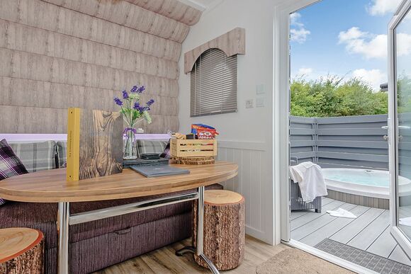 Studio Pod Pet - Maesmawr Farm Resort, Caersws, Nr Newtown