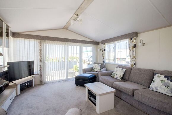 Platinum 2 Caravan with Decking Sleeps 4 - Marlie Holiday Park, New Romney