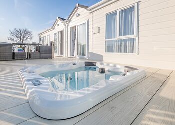 Swan Lake View Lodge - Marine Holiday Park, Rhyl