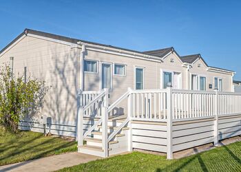 Swan Lake View Lodge - Marine Holiday Park, Rhyl