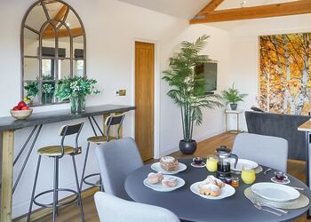 Lily&rsquo;s Lodge - Meadow Lodges Woodbridge, Bredfield, Woodbridge