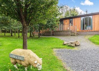 Ewe Lodge - Meadow&rsquo;s End Lodges, Cartmel