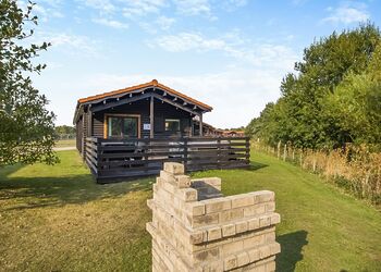 3 Bed Barn Hot Tub - Messingham Lakes, Messingham