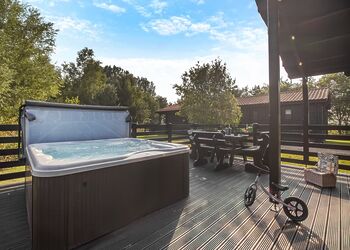 3 Bed Barn Hot Tub - Messingham Lakes, Messingham