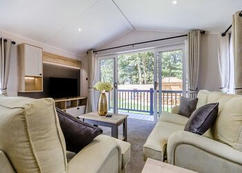 2 Bed Lux Garden Lodge Hot Tub - Messingham Lakes, Messingham