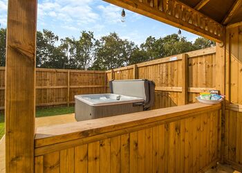 2 Bed Lux Garden Lodge Hot Tub - Messingham Lakes, Messingham