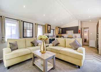 2 Bed Lux Garden Lodge Hot Tub - Messingham Lakes, Messingham