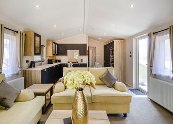 2 Bed Lux Garden Lodge Hot Tub - Messingham Lakes, Messingham