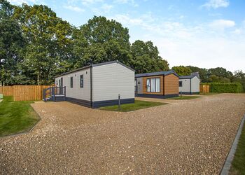 2 Bed Lux Garden Lodge Pet Friendly Hot Tub - Messingham Lakes, Messingham