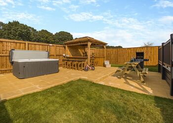 2 Bed Lux Garden Lodge Pet Friendly Hot Tub - Messingham Lakes, Messingham