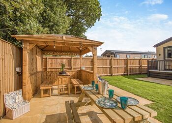 2 Bed Lux Garden Lodge Pet Friendly Hot Tub - Messingham Lakes, Messingham