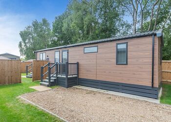 2 Bed Garden Hot Tub - Messingham Lakes, Messingham