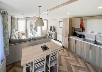 2 Bed Garden Hot Tub - Messingham Lakes, Messingham