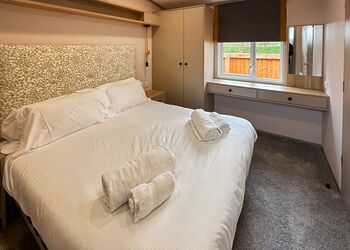 2 Bed Garden Hot Tub - Messingham Lakes, Messingham