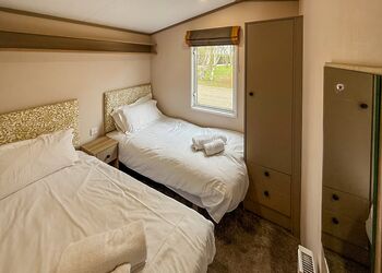 2 Bed Garden Hot Tub - Messingham Lakes, Messingham