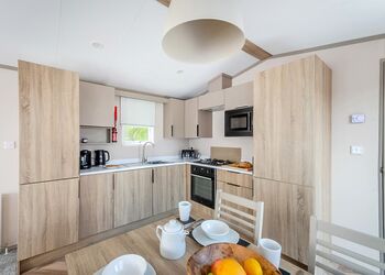 2 Bed Garden Hot Tub - Messingham Lakes, Messingham