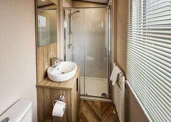 2 Bed Garden Hot Tub - Messingham Lakes, Messingham