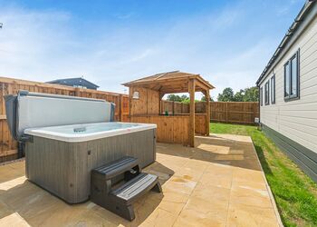 3 Bed Lux Lakeside Garden Hot Tub Pet - Messingham Lakes, Messingham