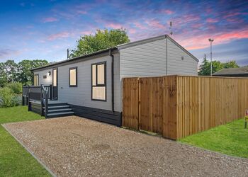 3 Bed Lux Lakeside Garden Hot Tub Pet - Messingham Lakes, Messingham